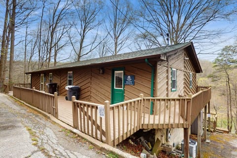 Serene Lake Home Sleep 7 Grill Games Dog Friendly House in Caryville