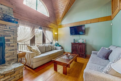 Dog Welcome Lake Home Sleeps 15 Floating Dock House in Norris Lake