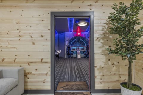 Movie Fanatic Home Sleep 28 Hot Tub Theater Games House in Pigeon Forge