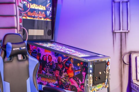 Movie Fanatic Home Sleep 28 Hot Tub Theater Games House in Pigeon Forge