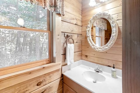 Cozy Custom Cabin Sleeps 9 Private Pond Hot Tub Cabin in Sevier County