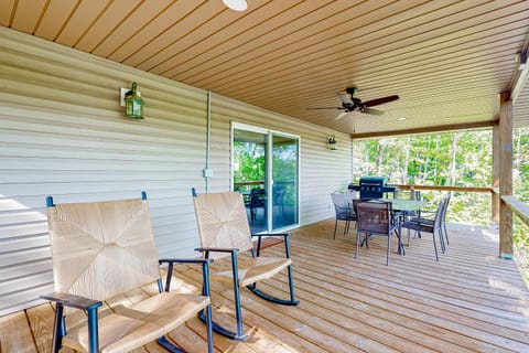 Dog Welcome Waterfront Home Sleeps 12 Firepit House in Norris Lake