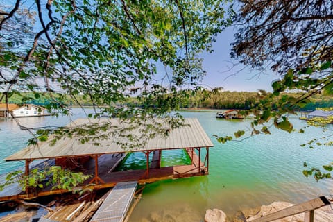 Dog Welcome Waterfront Home Sleeps 12 Firepit House in Norris Lake