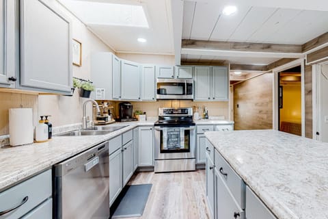 Dog Welcome Waterfront Home Sleeps 12 Firepit House in Norris Lake