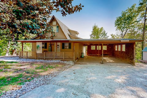 Dog Welcome Waterfront Home Sleeps 12 Firepit House in Norris Lake