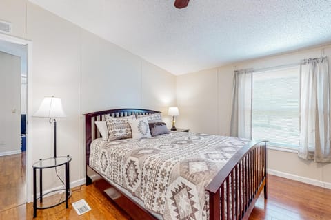 Riverfront Stay Sleeps 6 Deck Firepit Water View House in Norris Lake