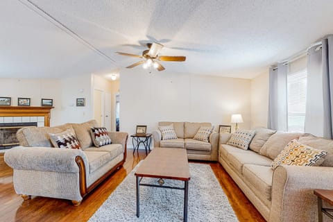 Riverfront Stay Sleeps 6 Deck Firepit Water View House in Norris Lake