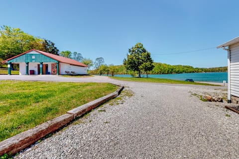 Riverfront Stay Sleeps 6 Deck Firepit Water View House in Norris Lake