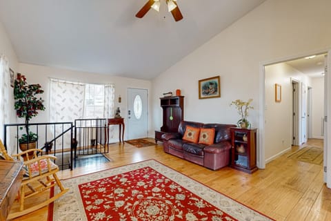 Serene Lakefront Home Dock Game room Fire Pit House in Dandridge