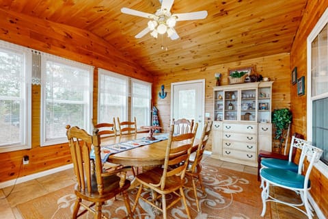 Serene Lakefront Home Dock Game room Fire Pit House in Dandridge