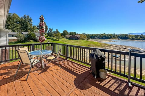 Serene Lakefront Home Dock Game room Fire Pit House in Dandridge