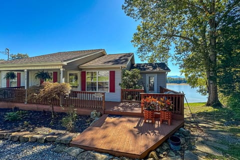 Serene Lakefront Home Dock Game room Fire Pit House in Dandridge