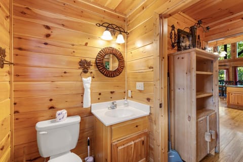 Forested Hideaway Sleeps 14 Hot Tub Pool Access House in Pigeon Forge