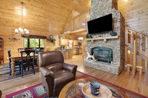 Forested Hideaway Sleeps 14 Hot Tub Pool Access House in Pigeon Forge