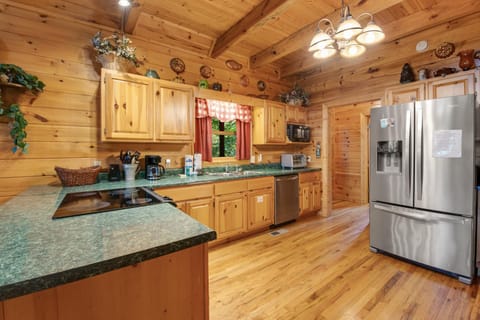 Forested Hideaway Sleeps 14 Hot Tub Pool Access House in Pigeon Forge