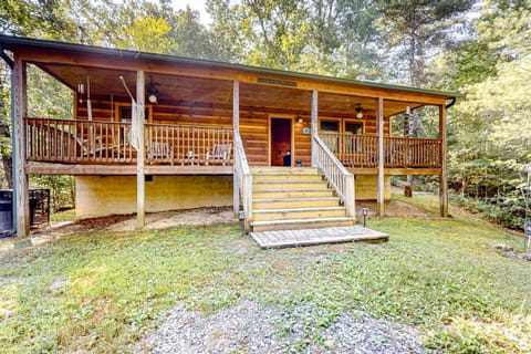 Homey Cabin W Hot Tub 2 Porches Pool Table Games Cabin in Sevier County
