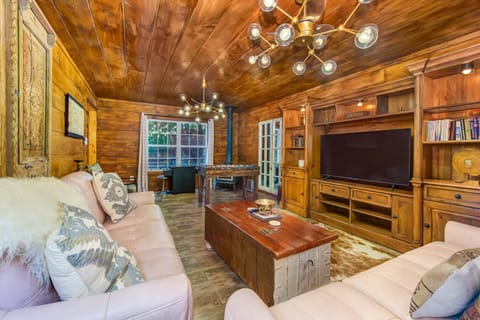 Rustic Charm Sleeps 8 Modern Comfort Near Smokies House in Sevier County