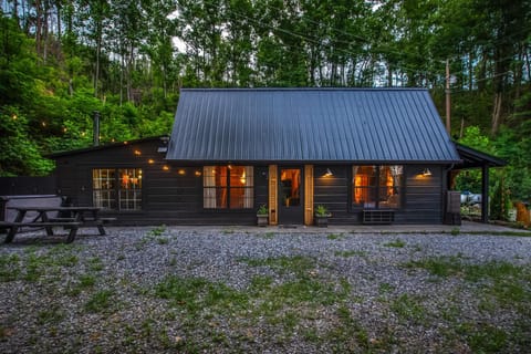 Rustic Charm Sleeps 8 Modern Comfort Near Smokies House in Sevier County
