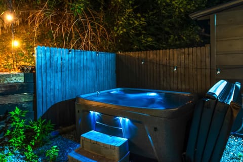 Rustic Charm Sleeps 8 Modern Comfort Near Smokies House in Sevier County