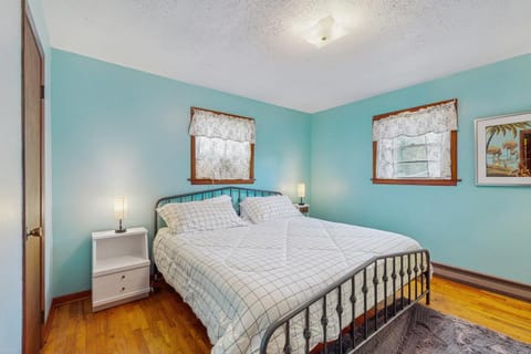 Norris Lake Cabin Getaway Sleeps 6 View Fire pit Cabin in Norris Lake