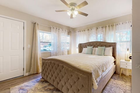 Lake Cabin Sleeps 6 Pet Welcome Hot Tub Fire pit Cabin in Douglas Lake