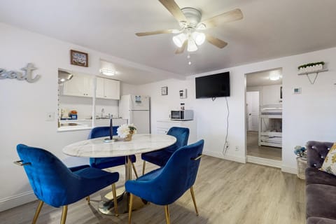 Lake Cabin Sleeps 6 Pet Welcome Hot Tub Fire pit Cabin in Douglas Lake