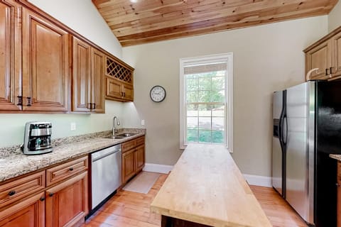 Charming Lakefront Home Sleep 12 Dock Boat Launch House in Norris Lake