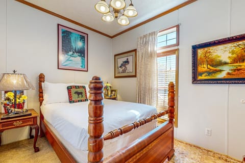 Charming Cabin Sleeps 8 Fire Pit Picnic Area Cabin in Sevier County