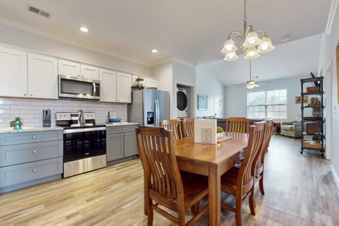 Pristine & Peaceful Condo Sleeps 6 Shared Pool & Townsend Timbers House in Sevier County