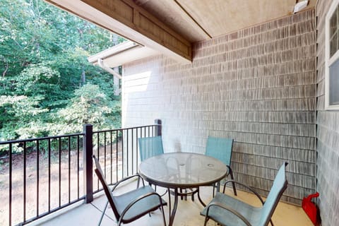 Pristine & Peaceful Condo Sleeps 6 Shared Pool & Townsend Timbers House in Sevier County