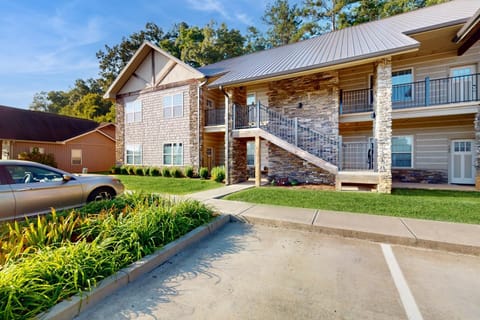 Pristine & Peaceful Condo Sleeps 6 Shared Pool & Townsend Timbers House in Sevier County
