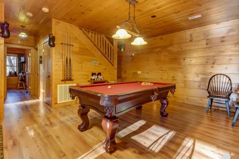 Cabin N The Woods Sleeps 10 Seasonal Pool Pond Cabin in Sevier County