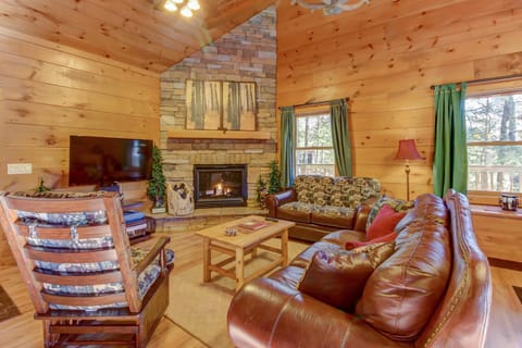 Cabin N The Woods Sleeps 10 Seasonal Pool Pond Cabin in Sevier County