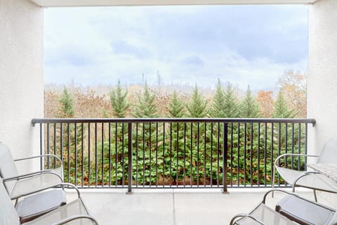 Cozy condo W Fireplace Sleep 6 Hot Tub Grill Pool House in Pigeon Forge