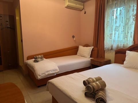 Restaurant/places to eat, Bed, Photo of the whole room, Bedroom, towels, air conditioner