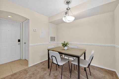 Modern 2BR Stay in Prime Location Apartment in Longwood