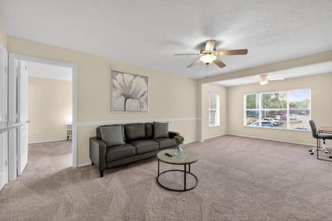 Bright & Comfy 2BR Home Away Apartment in Longwood