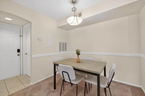 Bright & Comfy 2BR Home Away Apartment in Longwood