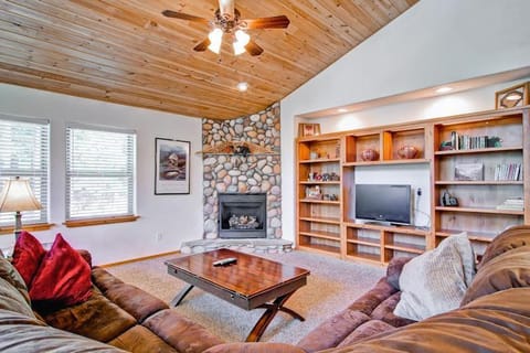 Bears Den & Little Bear House in Yosemite Park Way