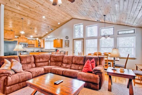 Bears Den & Little Bear House in Yosemite Park Way