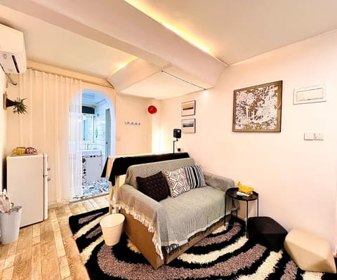 Living room, Photo of the whole room, air conditioner