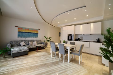 Coffee/tea facilities, Kitchen or kitchenette, Living room, Seating area, Dining area, oven
