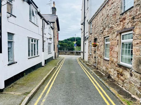 Tre Gof Bach, cosy cottage in seaside castle town House in Welsh Highland Railway; Caernarfon station