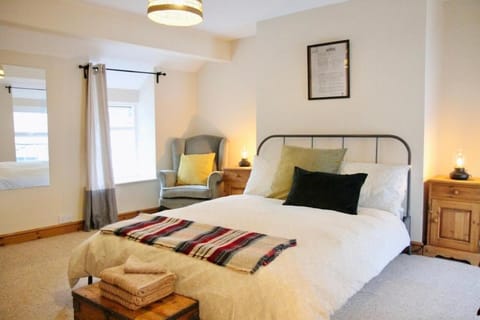 Tre Gof Bach, cosy cottage in seaside castle town House in Welsh Highland Railway; Caernarfon station