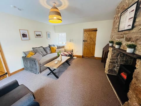 Tre Gof Bach, cosy cottage in seaside castle town House in Welsh Highland Railway; Caernarfon station