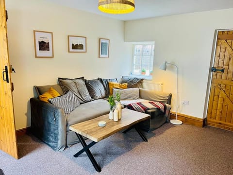 Tre Gof Bach, cosy cottage in seaside castle town House in Welsh Highland Railway; Caernarfon station