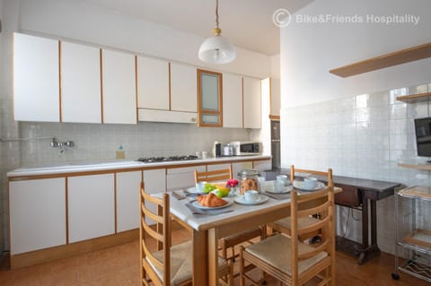 Dining area, oven, pet friendly, stove, toaster