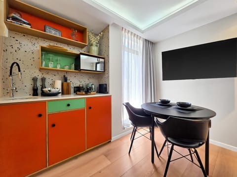 Kitchen or kitchenette, Dining area