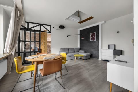 Communal lounge/ TV room, Bed, TV and multimedia, Living room, Photo of the whole room, Seating area, Dining area, Evening entertainment, air conditioner