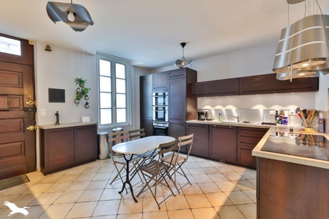 Coffee/tea facilities, microwave, oven, kitchen